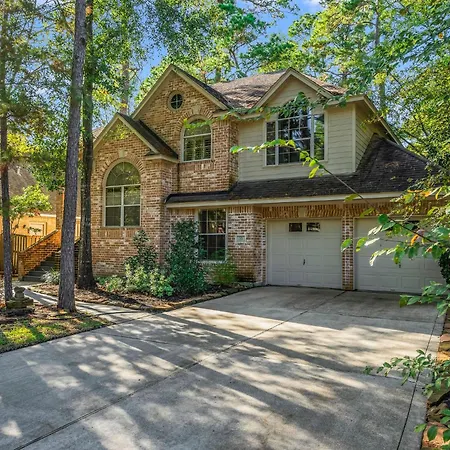Cozy Home In The Woodlands